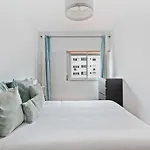Spacious 3 Bedroom In Апартаменти