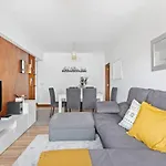 Spacious 3 Bedroom In Апартаменти