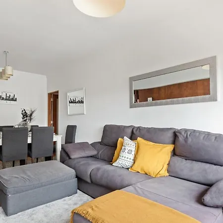 Апартаменти Spacious 3 Bedroom In