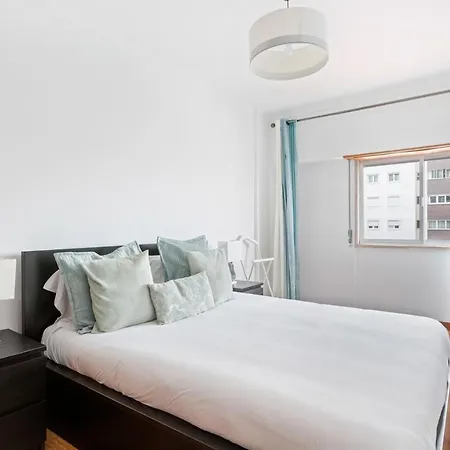 Spacious 3 Bedroom In Appartamento Lisbona