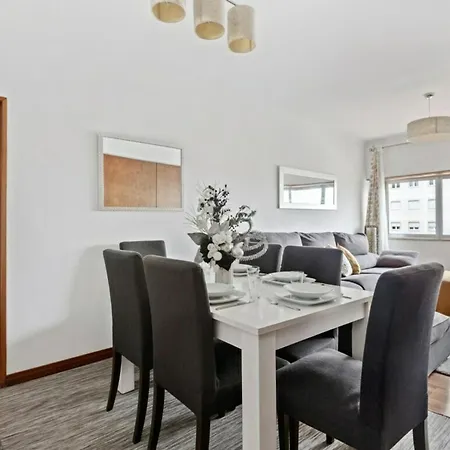Spacious 3 Bedroom In 아파트