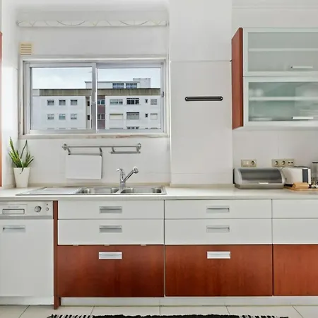 Spacious 3 Bedroom In 아파트 *